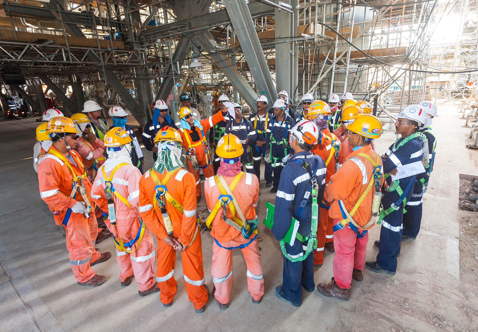 toolbox-meeting-in-papua-new-guinea-lng-construction-photographer